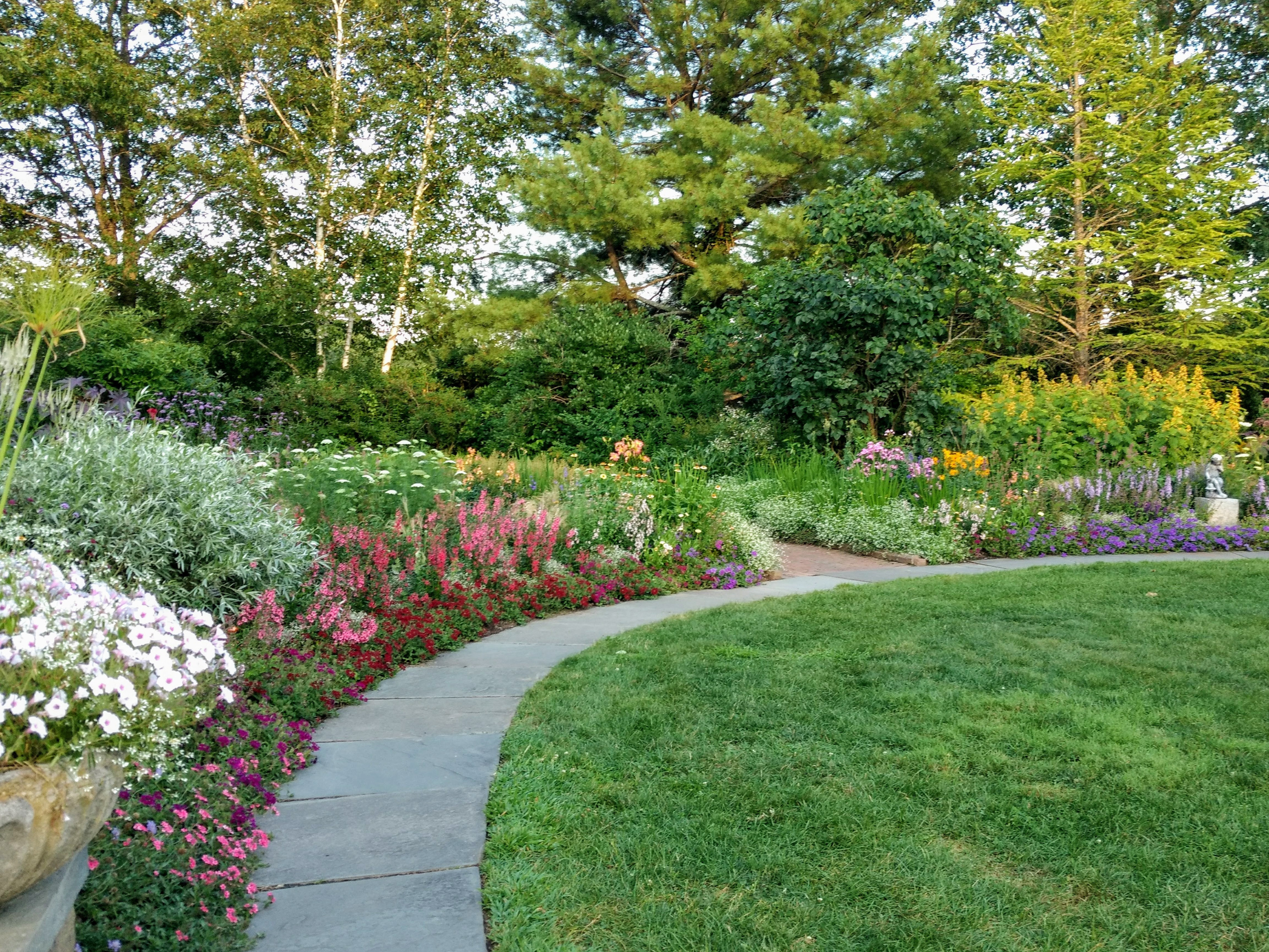 Благоустройство участка частного дома в Ростове-на-Дону и Ростовской области